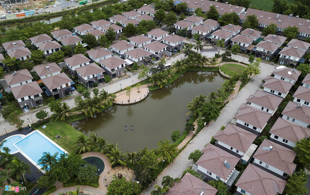 Camellia Garden có diện tích gần 6 ha, được giới thiệu có tiện ích nội khu cao cấp như công viên, hồ thiên nga, hồ bơi, phòng gym, khu vui chơi trẻ em... do Công ty Cổ phần Đầu tư Nam Long và Công ty Cổ phần Thế Kỷ 21 làm chủ đầu tư.