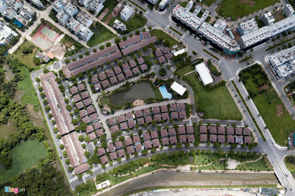 Xung quanh khu biệt thự được bao bọc bởi các tuyến đường và một con rạch nhỏ. Có thể nhận thấy, nhiều phần diện tích xung quanh khu biệt thự là những khu đất bỏ hoang.