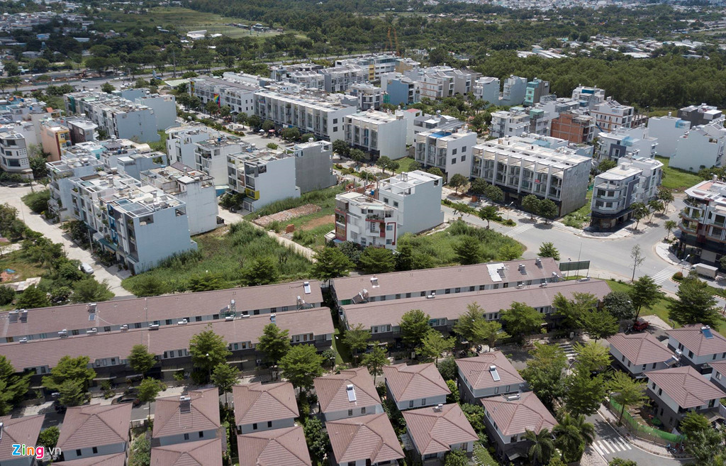 Nằm bên đường Nguyễn Văn Linh, xung quanh khu biệt thự có nhiều dãy nhà phố, khu dân cư khá đông đúc.