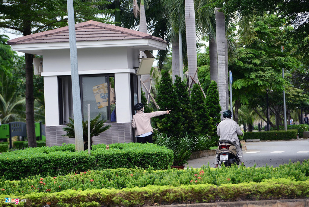 Để ra vào khu biệt thự, người dân có 3 cổng phía trước và một cổng phía sau. Các cổng đều có chốt bảo vệ kiểm soát cư dân, thông tin khách ra vào.