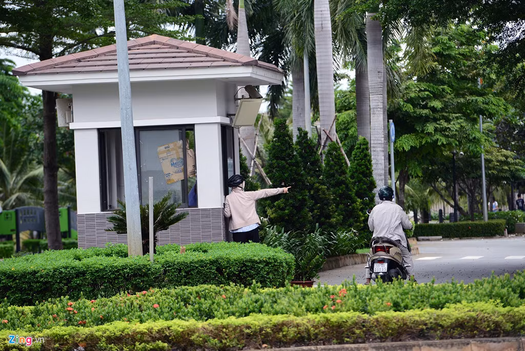 Để ra vào khu biệt thự, người dân có 3 cổng phía trước và một cổng phía sau. Các cổng đều có chốt bảo vệ kiểm soát cư dân, thông tin khách ra vào.