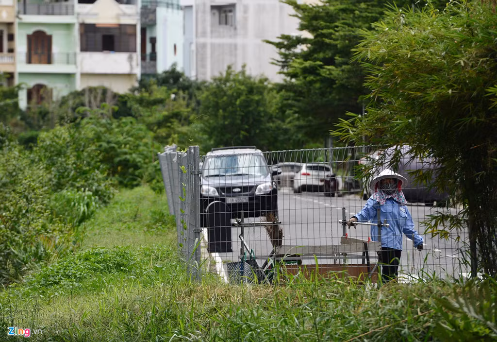 Tuy nhiên, dãy hàng rào sắt này được dựng khá đơn giản, chỉ cao khoảng 2 m.