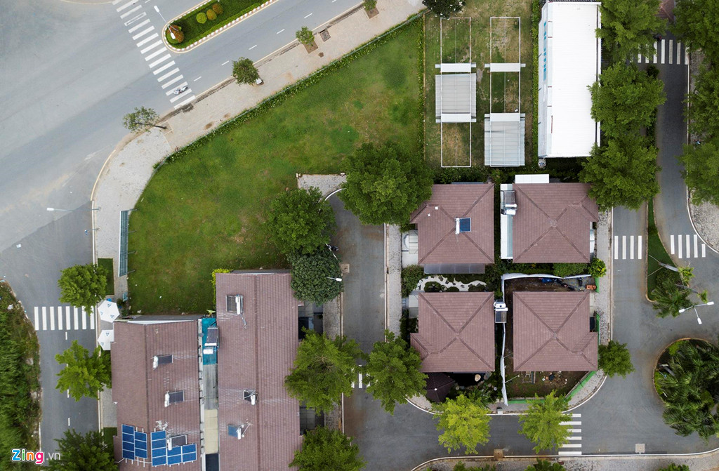 Theo quan sát, căn biệt thự của Nhật Kim Anh, nơi xảy ra vụ trộm chỉ cách dãy hàng rào thấp gần 40 m, không có camera lắp đặt tại đây.