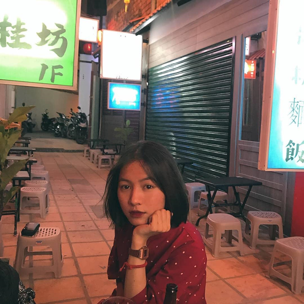 Dù là mô hình hàng quán ngoài trời, từng chi tiết của nơi đây đều được chú trọng và chọn lọc để tạo nên một không gian đường phố Nhật chân thật nhất. Bạn cũng đừng đánh đồng nơi đây với những quán nhậu khi nghe hai chữ "đường phố". Không gian của quán dù có đông đúc, nhưng vẫn thoáng và sạch sẽ, không xô bồ, ồn ào vì phần lớn khách ở đây đều là những người trẻ đến để trò chuyện, chụp ảnh cùng bạn bè.