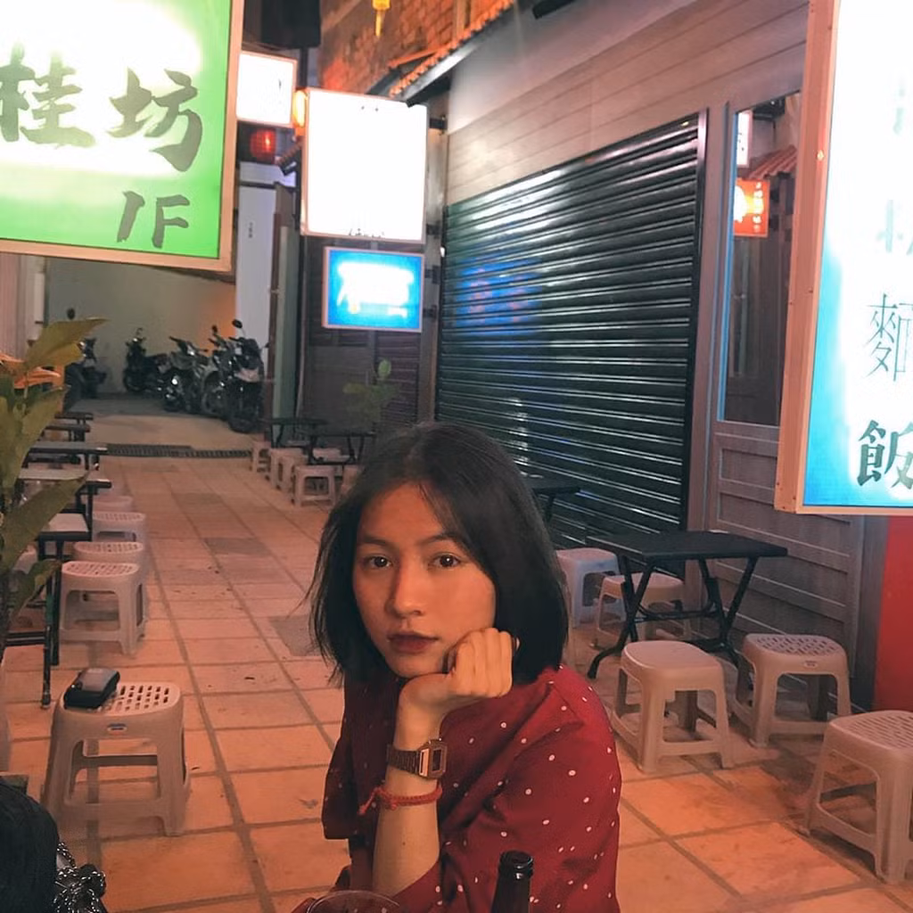 Dù là mô hình hàng quán ngoài trời, từng chi tiết của nơi đây đều được chú trọng và chọn lọc để tạo nên một không gian đường phố Nhật chân thật nhất. Bạn cũng đừng đánh đồng nơi đây với những quán nhậu khi nghe hai chữ "đường phố". Không gian của quán dù có đông đúc, nhưng vẫn thoáng và sạch sẽ, không xô bồ, ồn ào vì phần lớn khách ở đây đều là những người trẻ đến để trò chuyện, chụp ảnh cùng bạn bè.