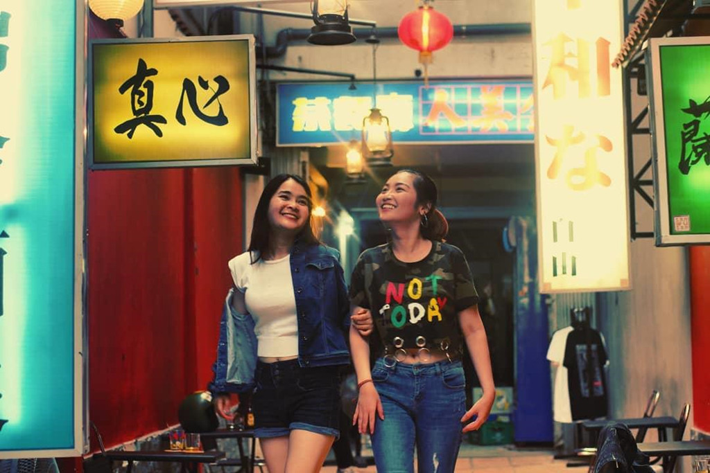 Bắt đầu từ 17h, nơi này sẽ chuyển từ quán cà phê lề đường thành quán bia cho các giới trẻ Sài thành tụ tập, ăn uống. Khác với những hàng quán thông thường, San Wu San là không gian ngoài trời, không có máy lạnh và bàn ghế cao. Đến đây, bạn sẽ ngồi trên những chiếc ghế đẩu thấp, cùng trò chuyện, uống bia ở lề đường với bạn bè ngay cạnh những bảng hiệu độc đáo.