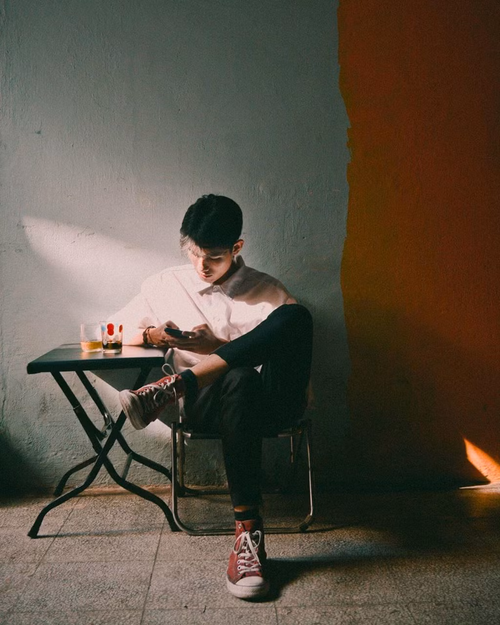 Khu phố này thực chất là quán cà phê kiêm quán bia San Wu San. Bước vào đây, bạn sẽ ngỡ ngàng khi thấy những chiếc đèn lồng đỏ và các bảng hiệu đậm chất Nhật. Nếu thích bắt đầu ngày mới bằng chút gì đó vừa giản dị, vừa khác lạ, độc đáo, bạn có thể ghé qua đây để thưởng thức những ly cà phê bình dân trong không gian xứ mặt trời mọc sáng sớm, với mức giá 18.000-35.000 đồng.