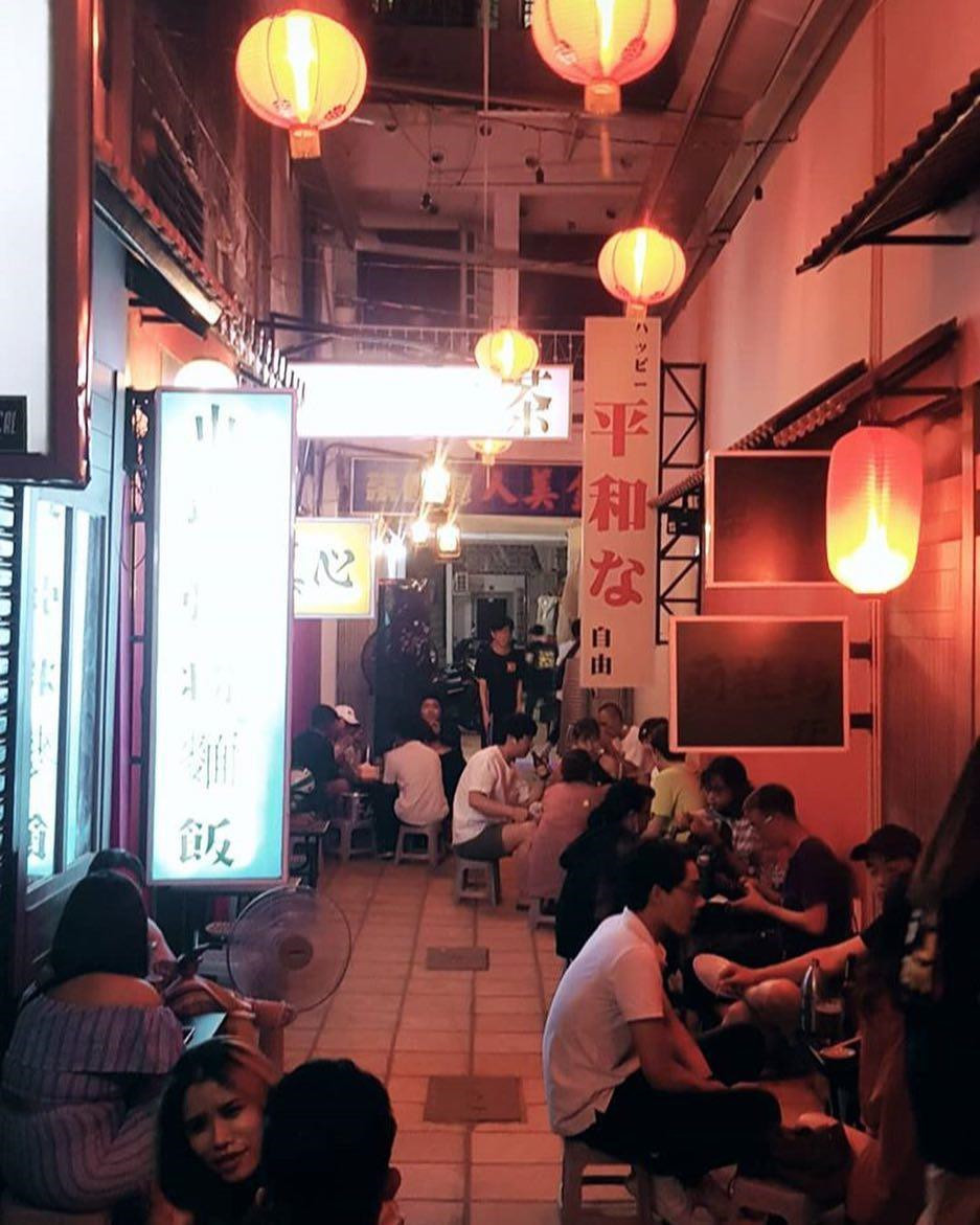 Những trải nghiệm ăn uống lề đường này sẽ khiến bạn như được hòa nhập vào cuộc sống thường ngày của người Nhật trong các thập niên trước. Không chỉ chú trọng vào hình thức, nơi đây còn đầu tư thực đơn đa dạng với khoảng 40 loại bia nổi tiếng từ khắp nơi trên thế giới. Điều này khiến quán trở thành điểm đến lý tưởng cho những người sành bia, thích uống các loại bia thủ công.