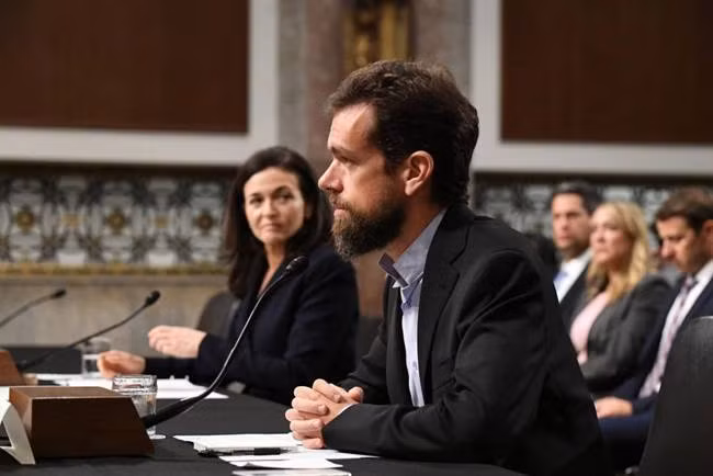 Năm 2015, Jack Dorsey trở lại làm CEO của Twitter. Theo số liệu công bố năm 2019, trong năm 2018, CEO Twitter Jack Dorsey nhận lương 1,4 USD còn trước đó từ chối nhận lương.