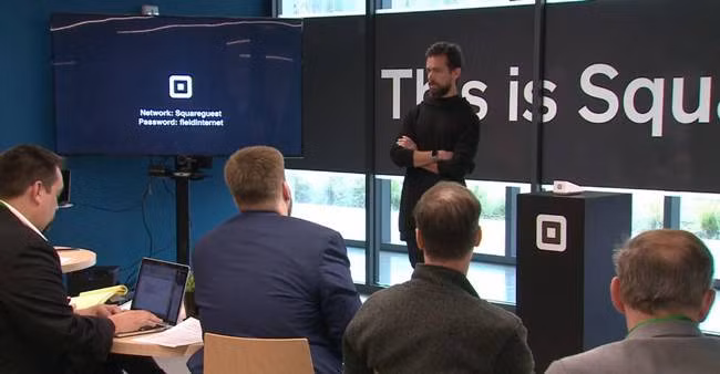 Trong một lần trả lời phỏng vấn, Dorsey cho biết, bản thân làm việc tại nhà 1 ngày/tuần.