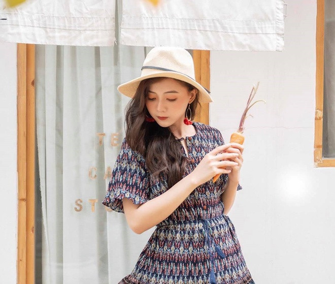 Hiện hot girl sinh năm 1994 vẫn chưa có người yêu. Cô cho biết bản thân vẫn còn yêu đời, yêu nghề và muốn tập trung vào công việc. Lan Hương nói với Zing.vn: “Hương là mẫu người phụ nữ độc lập, không thích nhờ vào người khác. Mình cũng chưa từng nghĩ đến việc kết hôn. Với con gái, quan trọng nhất là xinh đẹp và có nhiều tiền, kết hôn thì 40 tuổi vẫn còn kịp”.