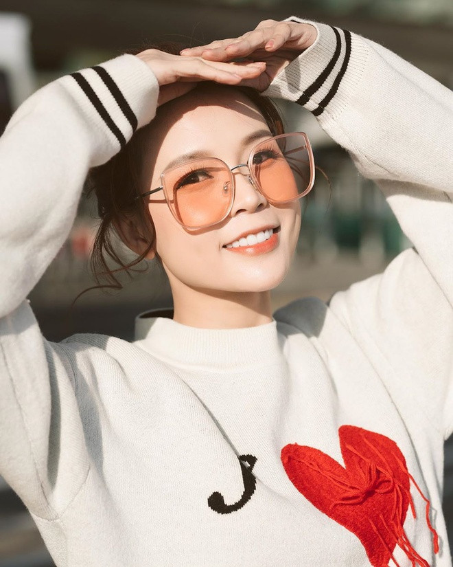 Sam được nhiều người biết với nhiều vai trò khác nhau như mẫu ảnh, MC, diễn viên. Ở tuổi 29, nữ diễn viên Nếu còn có ngày mai khiến nhiều người ngưỡng mộ khi sở hữu số tài sản “khủng” cùng nhiều thành tựu nổi bật.