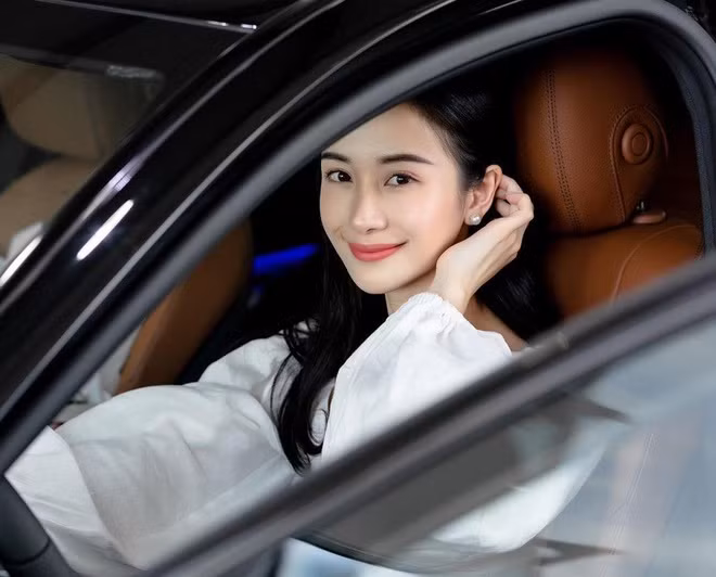 Jun Vũ (tên thật Vũ Phương Anh, sinh năm 1995) là gương mặt quen thuộc với khán giả qua nhiều bộ phim đình đám như Cho em gần anh thêm chút nữa, Tháng năm rực rỡ, Người bất tử.