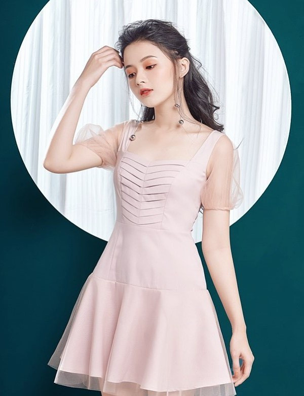 Sau 5 năm kể từ khi nổi tiếng, Lan Hương tự mua cho mình một căn nhà ở tuổi 25. Số tiền mua nhà được cô tích góp từ công việc mẫu ảnh, diễn viên web drama và vlogger.