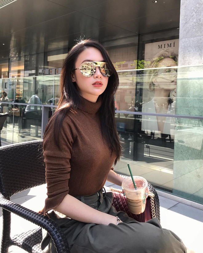 Sinh ra và lớn lên tại Lào, song bố mẹ Chichi đều là người Việt. Hot girl cùng hai chị gái là Ketmany Sivilay (sinh năm 1995) và Yatmany Sivilay (sinh năm 1991) nổi tiếng có cuộc sống sang chảnh khi thường đăng ảnh dùng đồ hiệu, du lịch nhiều nơi.