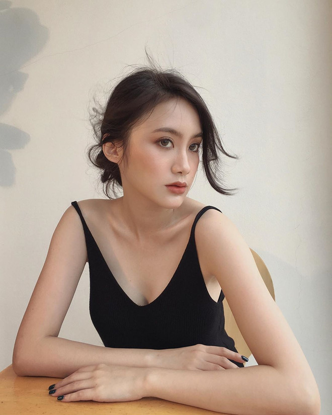 Chichi tốt nghiệp ngành Kinh tế thiết kế thời trang, trường Regent's University London (Anh). Cô gái 22 tuổi thông thạo 4 thứ tiếng: Lào, Thái, Anh và Việt Nam.