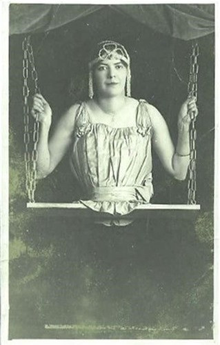 Mademoiselle Gabrielle là một người không chân đã nổi tiếng vào đầu những năm 1900.