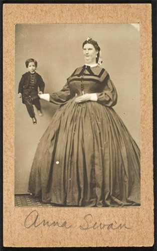  Người khổng lồ Anna Haining Bates, cao hơn 2m.