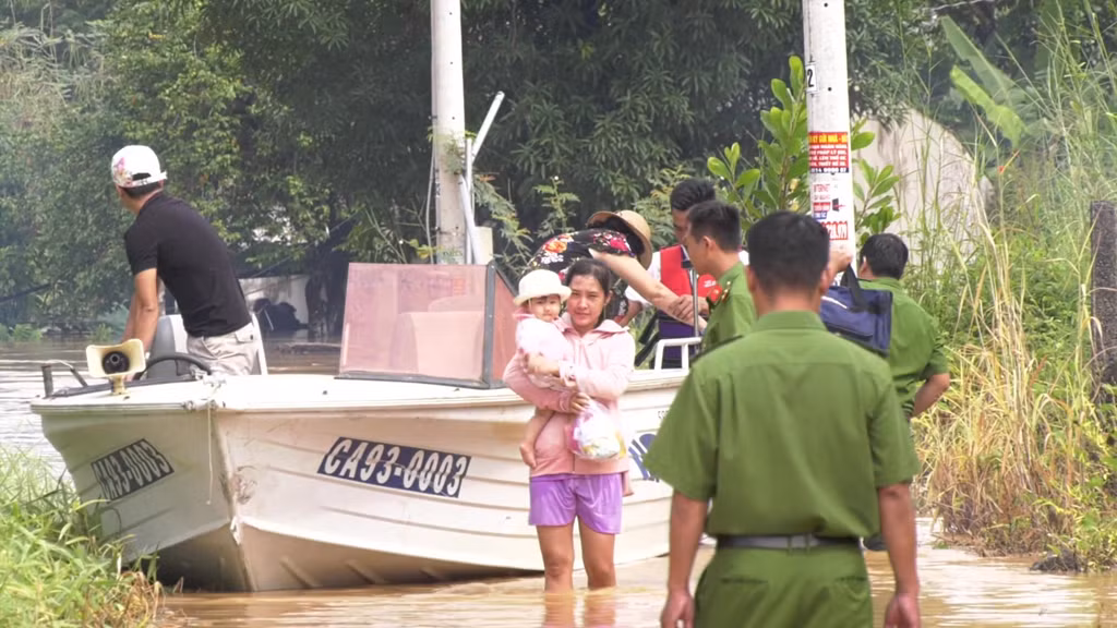 Đến 11h, nước lũ vẫn tiệp tục dâng cao. Chính quyền địa phương chưa ghi nhận trường hợp nào bị thương, mất tích do lũ. Việc sơ tán người dân dân vẫn đang được các lực lượng chức năng thực hiện.