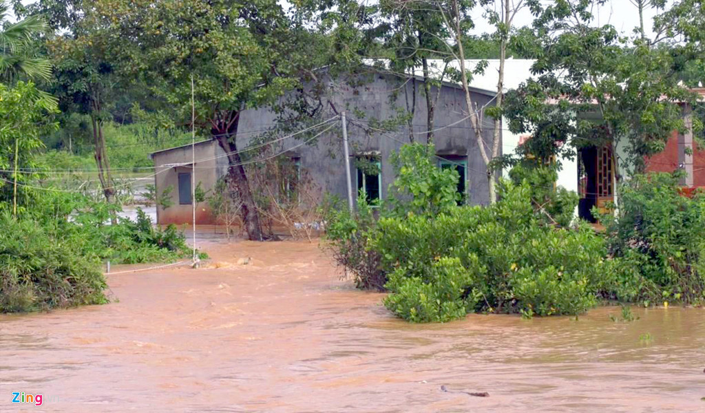 Nước lũ bắt đầu dâng lên gây ngập đường từ lúc 6h. "Nước lên rất nhanh, chảy về cuồn cuộn. Tôi chỉ kịp ôm con chạy ra khỏi nhà", chị Huyền (ở phường Tân Đồng, TP Đồng Xoài) nói.