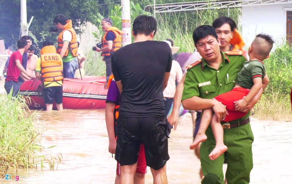 Nhiều cano được điều động đến đưa người dân khỏi vùng ngập sâu. Trẻ em, người già và phụ nữ là những người được ưu tiên di dời khỏi khu vực bị ảnh hưởng.