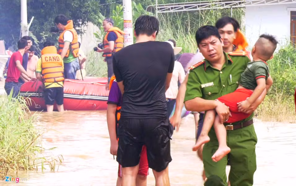 Nhiều cano được điều động đến đưa người dân khỏi vùng ngập sâu. Trẻ em, người già và phụ nữ là những người được ưu tiên di dời khỏi khu vực bị ảnh hưởng.