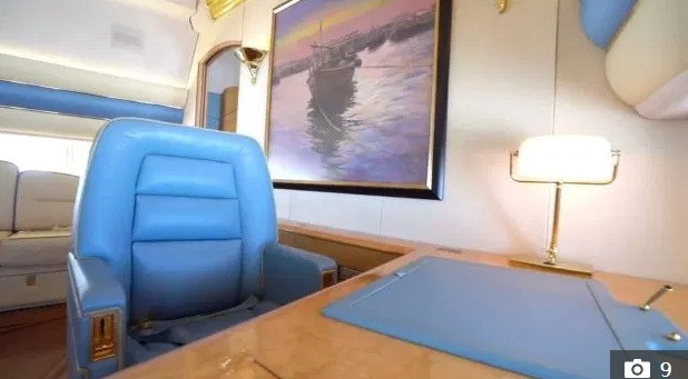 Trên bàn này còn có màn hình ti vi ẩn phía dưới. Khi sử dụng chỉ cần bật lên. (Ảnh: Sam Chui)