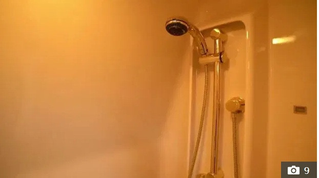 Trong phòng tắm thậm chí còn có cả vòi hoa sen hiện đại cho khách tắm mát trước khi xuống máy bay. (Ảnh: Sam Chui)