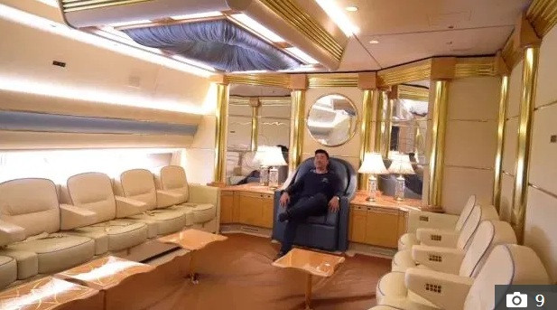 Đáng chú ý, phòng họp trên máy bay còn có "ngai vàng". (Ảnh: Sam Chui)