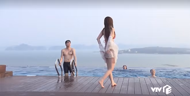 Cô gái này cũng không hoàn toàn lạ lẫm với khán giả. Cô nàng đã xuất hiện lúc Vũ và Dũng đang ở bể bơi trong tập 40 Về nhà đi con. Sang tập 41 Về nhà đi con vừa phát sóng, khi trò chuyện với Dũng (Anh Vũ), Vũ hí hửng khoe đã có được thông tin của người đẹp. Lúc tình cờ gặp mặt trong khách sạn, hai người còn trò chuyện cười đùa với nhau rất vui vẻ đến nỗi Dũng cũng phải trêu: "Chuẩn bị lại bắt tao thảo thêm cái hợp đồng 3 tỷ nữa nhé". Những tưởng, đây sẽ chỉ là một lần "thả thính" thoáng qua. Thế nhưng mọi chuyện đã đi quá giới hạn ở Về nhà đi con tập 42: Vũ đang hưởng tuần trăng mật với Thư thì cô nàng kia cũng không phải dạng vừa, tuy đã có chồng nhưng vẫn đi ngoại tình.