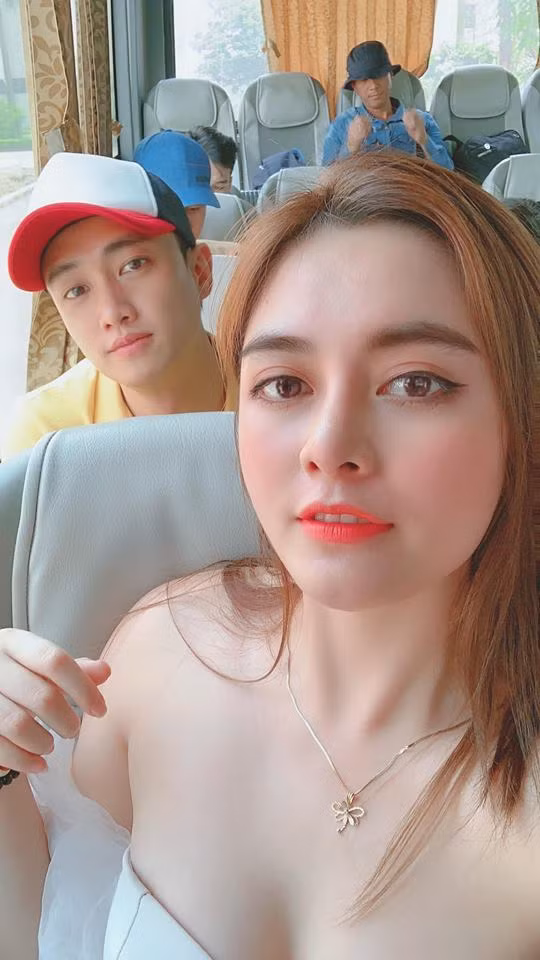 Cao Diệp Anh chia sẻ ảnh khi di chuyển cùng đoàn phim "Về nhà đi con" tới Hạ Long quay cùng Quốc Trường.