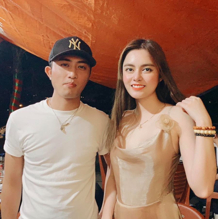 Cô nàng tranh thủ chụp hình với bạn diễn là Doãn Quốc Đam.