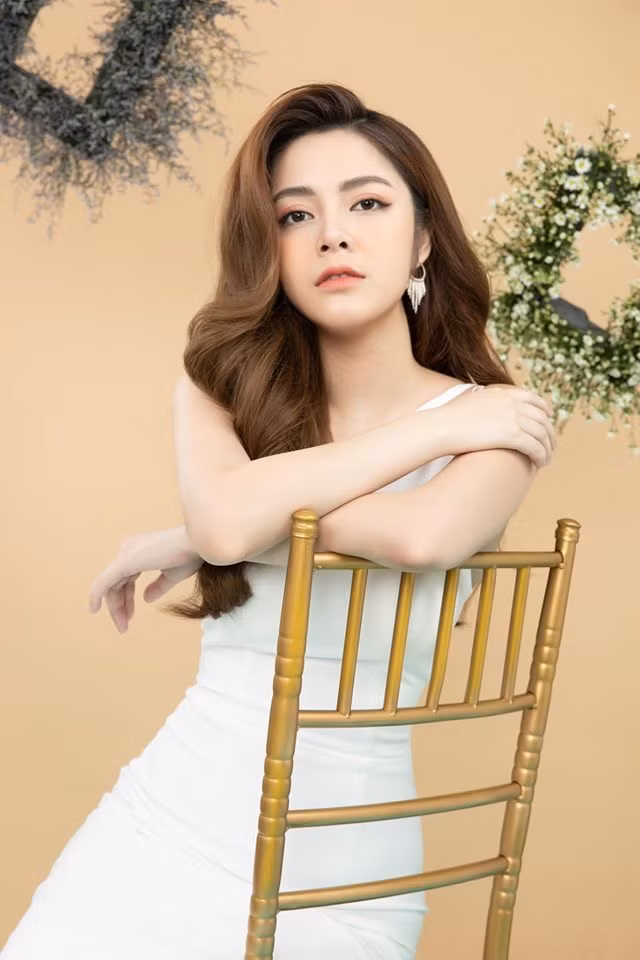 Dù chỉ đóng các vai rất nhỏ trong các phim truyền hình đình đám nhưng chừng đó cũng đủ để hâm nóng tên tuổi của hotgirl này.