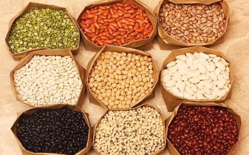 Cây họ đậu: Một chén đậu có vỏ nấu chín cung cấp 24% canxi RDI và một chén đậu trắng 13% RDI.