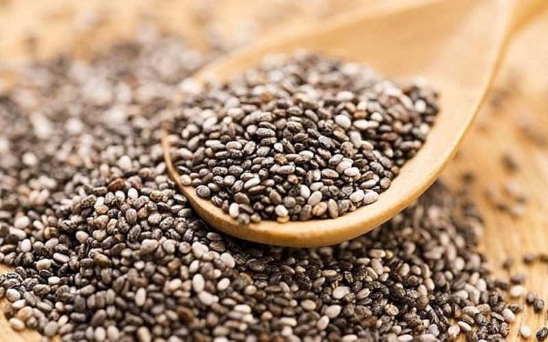 Các loại hạt: Hạt cần tây, vừng và hạt chia là những thực phẩm hoàn hảo cung cấp canxi cho cơ thể. Một muỗng canh hạt vừng chứa 126mg canxi, chiếm 13% RDI.