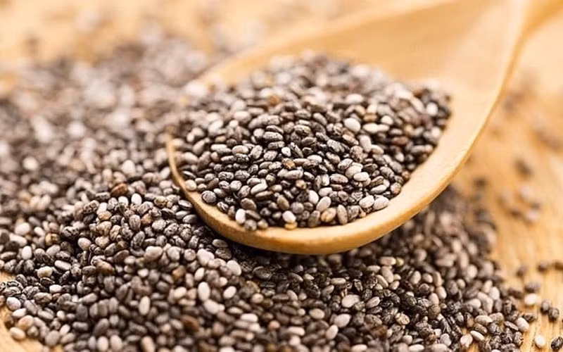 Các loại hạt: Hạt cần tây, vừng và hạt chia là những thực phẩm hoàn hảo cung cấp canxi cho cơ thể. Một muỗng canh hạt vừng chứa 126mg canxi, chiếm 13% RDI.