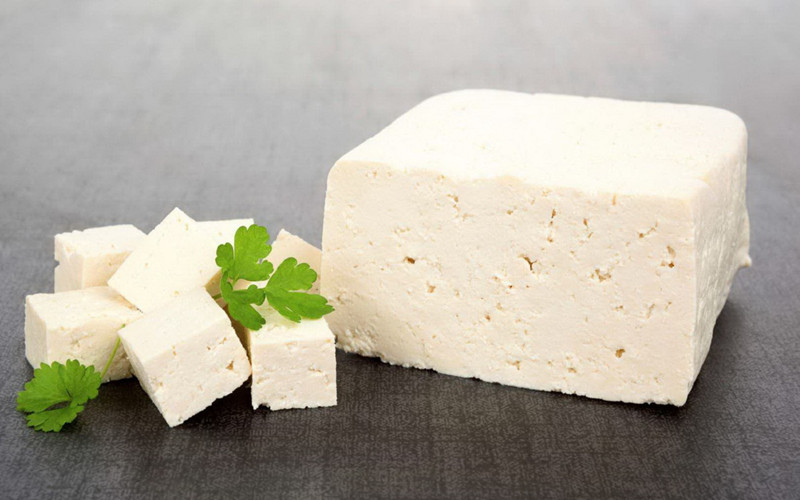 Đậu phụ: Một bìa đậu phụ được có thể cung cấp 86% RDI canxi cho cơ thể. Đây cũng là một nguồn protein lành mạnh, cung cấp đủ lượng cần thiết cho một khẩu phần ăn hàng ngày của bạn.