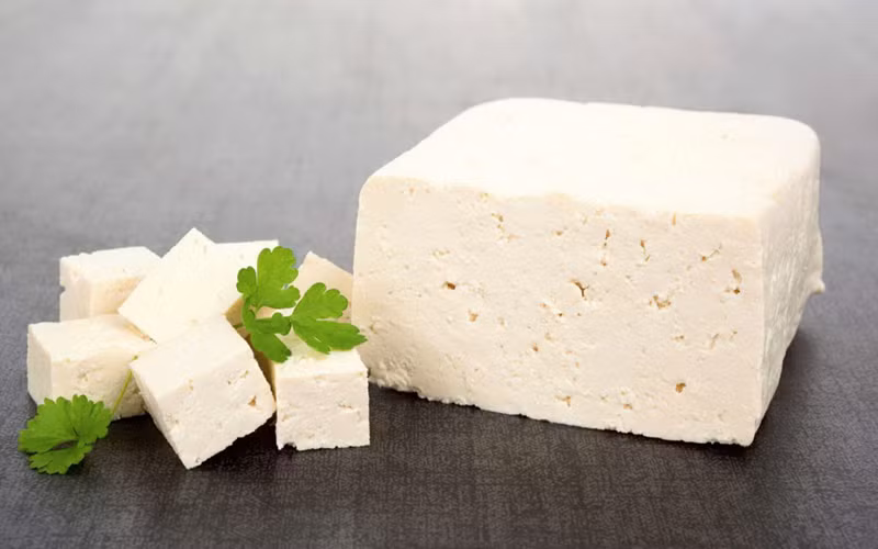 Đậu phụ: Một bìa đậu phụ được có thể cung cấp 86% RDI canxi cho cơ thể. Đây cũng là một nguồn protein lành mạnh, cung cấp đủ lượng cần thiết cho một khẩu phần ăn hàng ngày của bạn.