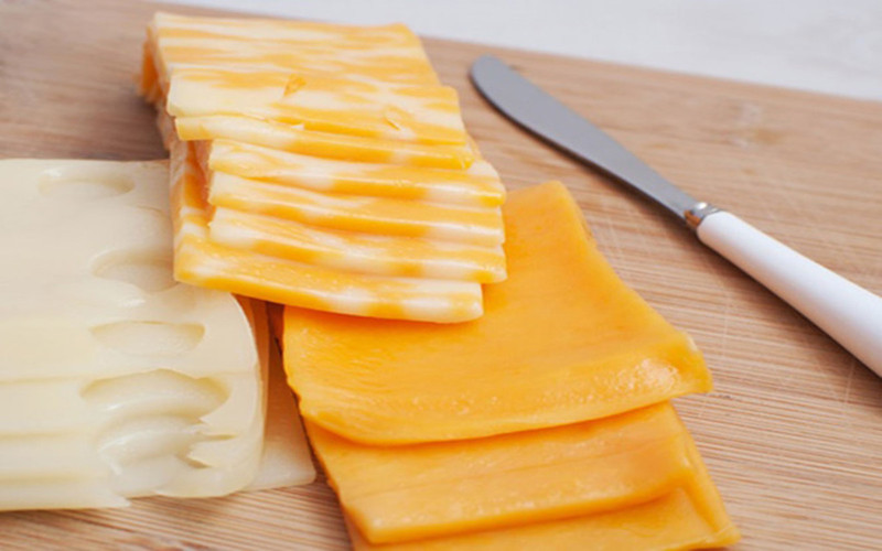 Sữa chua nguyên chất không đường: Sữa chua mang lại nhiều lợi ích cho sức khỏe do có hàm lượng vi khuẩn sinh học sống và hàm lượng canxi cao. Một cốc sữa chua nguyên chất không đường cung cấp 30% RDI cho canxi.