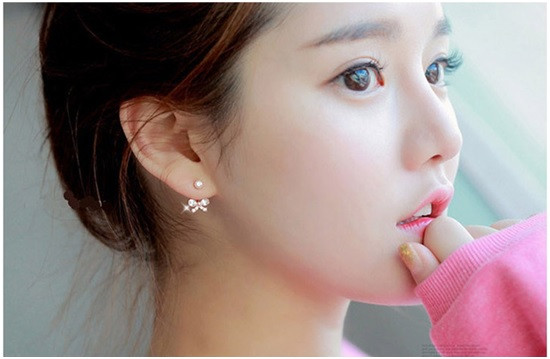 Vốn là người nết na thùy mị, nữ tính đảm đang nên trước khi yên bề gia thất, họ rất hiếu đễ với cha mẹ, tình cảm với người thân, đối đãi với người ngoài chu toàn, bao dung độ lượng. Cũng chính bởi nét tính cách này, họ dễ có mạng lưới nhân sinh quan rộng và bền chặt, nhiều bạn bè thân tín. Bén duyên với người đàn ông hơn mình cả một cái đầu về nghĩa đen lẫn nghĩa bóng nhưng không nên kết hôn quá sớm, thích hợp là từ 25 – 28 tuổi, sau khi lập gia đình, họ sẽ là hậu phương vững chắc của người chồng, đem lại may mắn và giúp sự nghiệp của người chồng thăng hoa bền vững. Xem tướng phụ nữ nhận định, khoảng ngoài 38 tuổi, hai vợ chồng sẽ dễ đạt tới đỉnh cao của sự nghiệp, tài lộc đất đai dư dôi, dồi dào, gia đình ổn định.