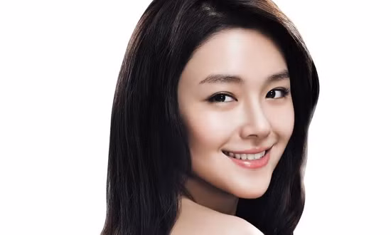 Xương gò má hơi nhô cao, vùng má đầy đặn: Trong xem tướng phụ nữ, đặt biệt là xem tướng mặt, vùng gò má tượng trưng cho danh vị, quyền lực và tính chiếm hữu của người phụ nữ. Nếu người nữ nào gò má nhô cao, ít thịt thì được nhận định là tính cách khó gần, ích kỉ vị thân, cá tính mạnh mẽ, ít bạn bè và không mấy “đắt duyên” với người khác giới.