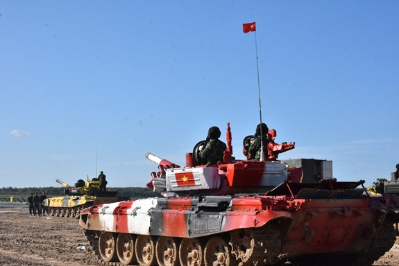 Đây là phần thi tiếp sức, vừa hành tiến vừa bắn mục tiêu, vượt 9 vật cản. 3 kíp xe của Đội tuyển Xe tăng Việt Nam sẽ chạy tổng cộng 12 vòng. Mỗi kíp sẽ chạy 4 vòng, trong đó 3 vòng vừa chạy vừa bắn mục tiêu và vượt vật cản và đua tốc độ.