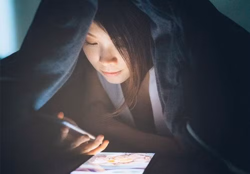 Bo chong nhap vien vi thoi quen de chuong dien thoai het co cua con dau