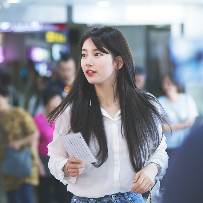 Suzy sinh năm 1994, cô không quá cao (dưới 1,7 m) nhưng tỷ lệ người cân đối, làn da trắng và đường nét gương mặt hài hòa. Không ăn vận cầu kỳ như nhiều mỹ nhân Kpop khác, Suzy có phong cách khá giản dị. Cô thường chỉ diện áo phông, chân váy đơn sắc khi ra ngoài. Nhiều người hâm mộ yên mến Suzy cũng bởi hình tượng gần gũi này.
