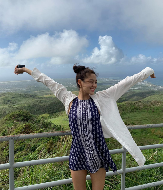 Trái với sự quyến rũ, nóng bỏng trên sân khấu, Seol Hyun ngoài đời ghi điểm nhờ nhan sắc trẻ trung, thuần khiết. Sở hữu làn da bánh mật và nụ cười hiền hậu, thành viên nổi tiếng nhất AOA chiếm được cảm tình của người hâm mộ ngay từ lần đầu tiên. Phong cách thời trang đơn giản, tinh tế càng tôn lên nét đẹp vốn có của nữ idol 24 tuổi.