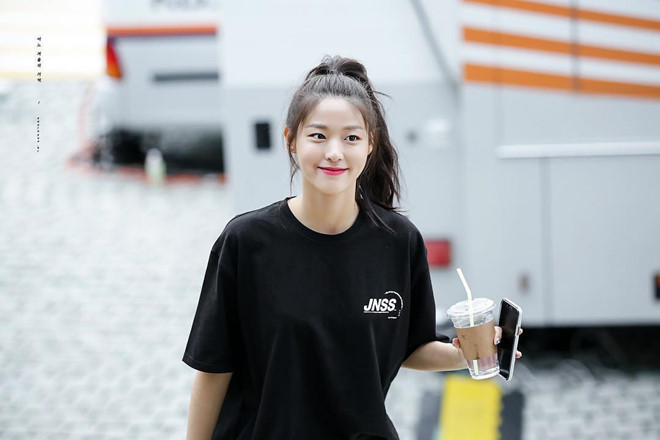 Seol Hyun (AOA): Tuy AOA không phải là nhóm nhạc nổi tiếng đình đám của Kpop, Seol Hyun vẫn là cái tên nhẵn mặt trong các TVC quảng cáo, phim ảnh đến tạp chí, game show. Nữ thần tượng sinh năm 1995 nổi tiếng với gương mặt ưa nhìn, thân hình gợi cảm, khỏe khoắn.