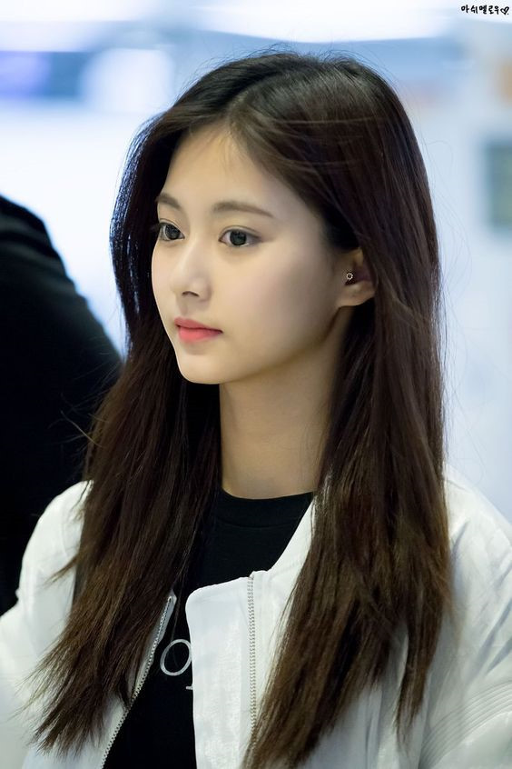 Lợi thế nhan sắc giúp Tzuyu nhiều lần lọt vào top những mỹ nhân hàng đầu Kpop. Các nghệ sĩ xứ Hàn cũng phải thừa nhận nữ idol sinh năm 1999 là một trong những gương mặt đẹp nhất ngoài đời.