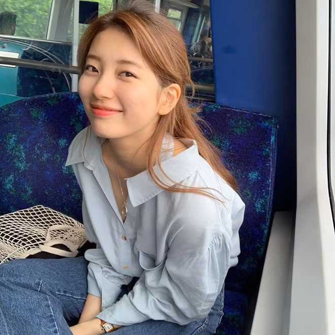 Vốn nổi tiếng bởi vẻ ngoài xinh đẹp tự nhiên, Suzy không ít lần khiến người hâm mộ phải trầm trồ với nhan sắc không qua chỉnh sửa ảnh. Nhiều ý kiến cho rằng ngoài đời cô còn xinh đẹp, cuốn hút hơn trên màn hình. Cựu thành viên nhóm Miss A thường xuyên để mặt mộc khi xuất hiện tại sân bay, chụp hình tạp chí hay đi quay game show.