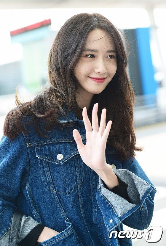 Khác với hình ảnh trưởng thành, sang trọng trên sân khấu, ngoài đời, “báu vật quốc dân” của showbiz Hàn ghi điểm nhờ phong cách thời trang trẻ trung, năng động. Với gương mặt tỷ lệ vàng, dù không trang điểm hay ăn diện cầu kỳ, Yoona vẫn thu hút mọi ánh nhìn. Nước da trắng mịn và nụ cười rạng rỡ góp phần tôn lên vẻ ngoài tươi trẻ của nữ thần tượng 29 tuổi.