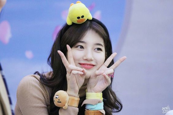 Suzy: Ra mắt với vai trò là thành viên nhóm nhạc Miss A, song Suzy lại để lại ấn tượng mạnh mẽ trong lòng khán giả bởi sự nghiệp diễn xuất thăng hoa. Với hình tượng trong sáng, nữ tính từ trong phim đến ngoài đời, Suzy được công chúng ưu ái trao cho danh hiệu “tình đầu quốc dân” hay “quốc bảo nhan sắc”.
